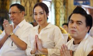 อั้ม พัชราภา แต่งชุดขาวเรียบร้อยหัวจรดเท้า ทอดกฐินวัดท่าไม้