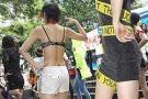สาวเกาหลีแต่งหวิว ประท้วงเหตุนศ.ถูกรุมโทรม