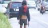 สาวคลั่งถอดเสื้อโชว์ริมถนน ชาวบ้านหวั่นโดนฉุด