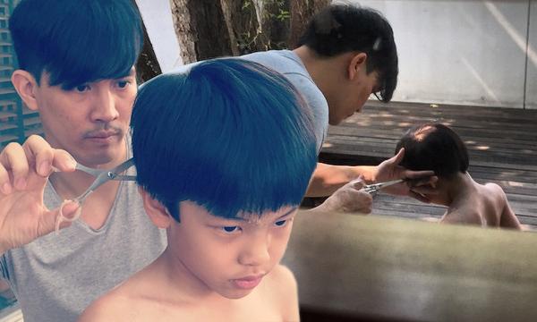 ภาพน่ารัก! คุณพ่อเคน ธีรเดช ตัดผมให้ลูกๆ